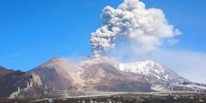 من جديد.. بركان إيبيكو يقذف عمودا من الرماد البركاني ارتفاعه 2 كلم